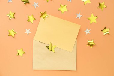 Zarflı boş kağıt tabaka ve renk arkaplan üzerinde konfeti