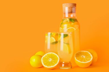 Renkli naneli bir şişe ve bir bardak lezzetli soğuk limonata.