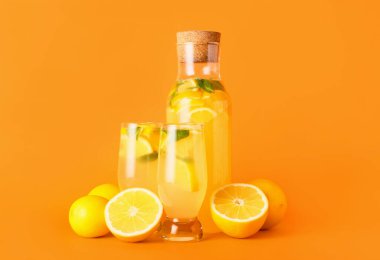 Renkli naneli bir şişe ve bir bardak lezzetli soğuk limonata.