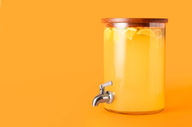 Renkli soğuk limonata kavanozu