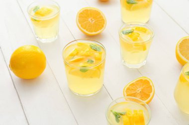 Hafif ahşap arka planda lezzetli soğuk limonata bardakları