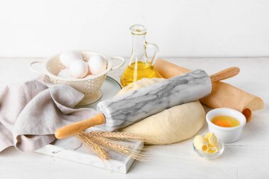 Taze hamur, yumurta, yağ ve tereyağı.