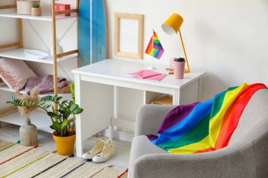 LGBT bayrakları odanın içinde şık bir şekilde
