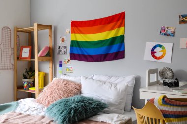 Yatak odasının duvarında asılı LGBT bayrağı