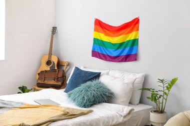 Yatak odasının duvarında asılı LGBT bayrağı