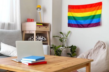 LGBT bayrağı şık bir iç mekan.