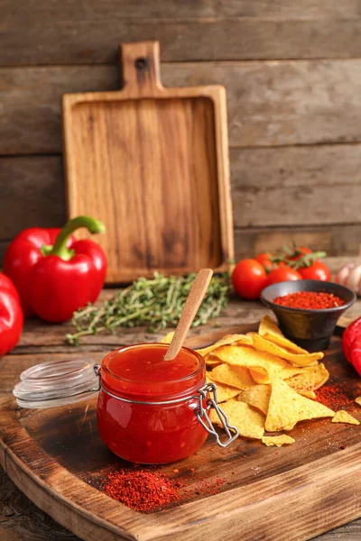 Komposition Mit Schmackhafter Chilisoße Zutaten Und Nachos Auf Holzgrund — Stockfoto