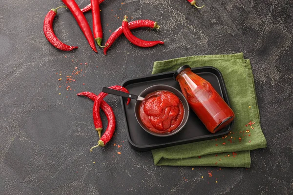 Sauce Savoureuse Piments Sur Fond Sombre — Photo