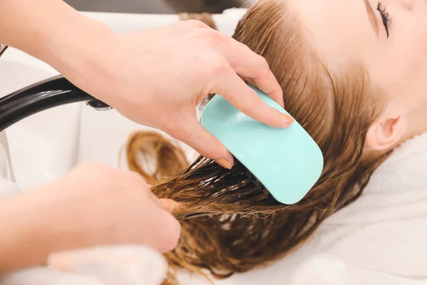 Female Hairdresser Combing Wet Hair Client Beauty Salon Closeup — Stock Photo, Image