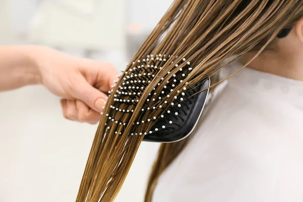 Kadın Kuaför Güzellik Salonunda Müşterisinin Islak Saçlarını Tarıyor — Stok fotoğraf
