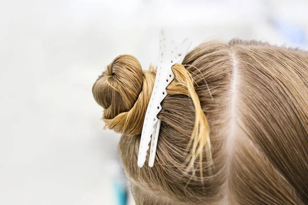 Cabeza Femenina Con Clip Pelo Salón Primer Plano — Foto de Stock