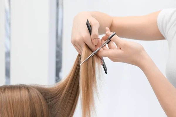 美容室でお客様の髪を切断する女性の美容師 クローズアップ — ストック写真