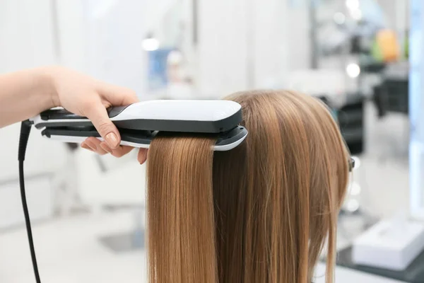 Female Hairdresser Straightening Hair Client Beauty Salon Closeup — Stock Photo, Image