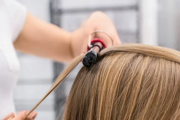 Femme Coiffeuse Bouclant Les Cheveux Client Dans Salon Beauté Gros — Photo