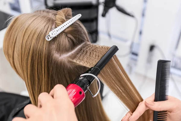 Femme Coiffeuse Bouclant Les Cheveux Client Dans Salon Beauté Gros — Photo