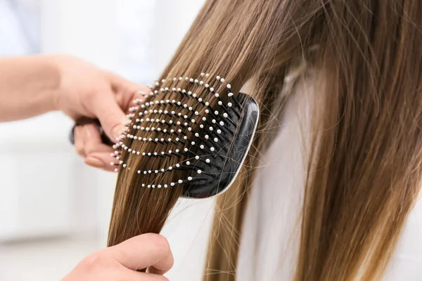 Güzellik Salonunda Müşterinin Saçını Tarayan Kadın Kuaför Yakın Plan — Stok fotoğraf