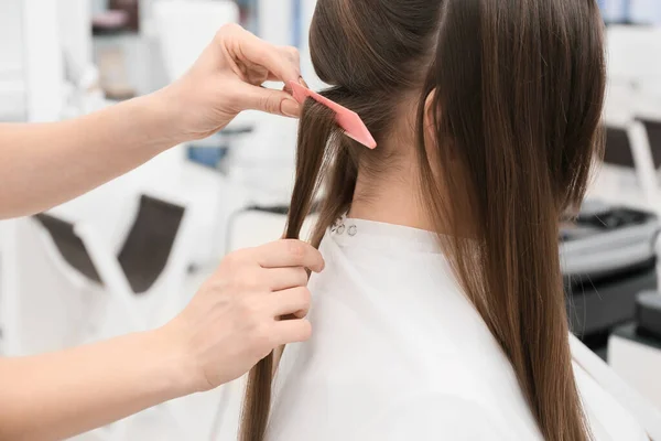 Femme Coiffeuse Travaillant Avec Client Dans Salon Beauté Gros Plan — Photo