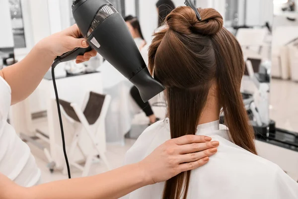 Friseurinnen Föhnen Die Haare Ihrer Kunden Schönheitssalon Nahaufnahme — Stockfoto