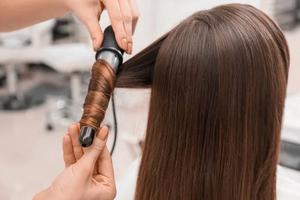 Femme Coiffeuse Bouclant Les Cheveux Client Dans Salon Beauté Gros — Photo