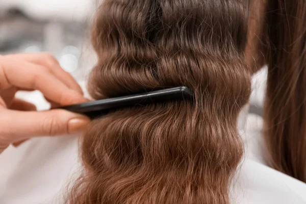 Женщина Парикмахер Расчесывает Вьющиеся Волосы Клиента Салоне Красоты Крупным Планом — стоковое фото