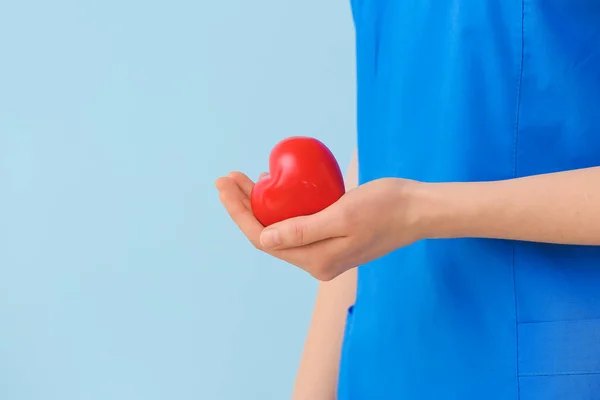 Доктор Красным Сердцем Цветном Фоне Крупным Планом — стоковое фото