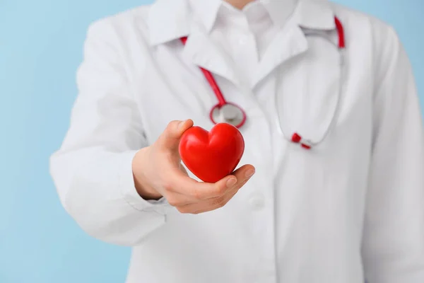 Médico Con Corazón Rojo Sobre Fondo Color Primer Plano —  Fotos de Stock