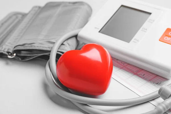 浅色背景下红心的现代血压计 — 图库照片