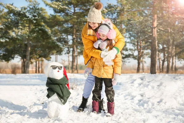 Happy Family Making Snowman Park — Stock Photo, Image