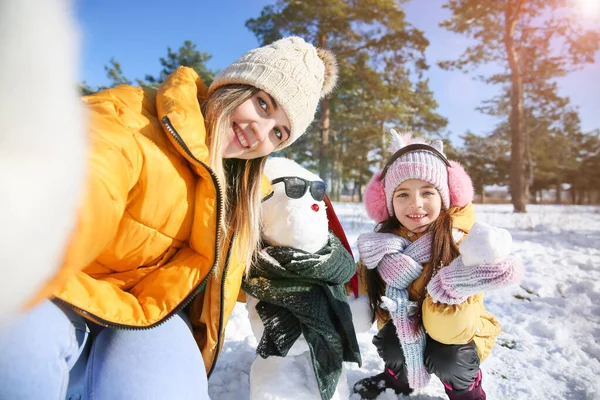 Happy Family Taking Selfie Snowman Park — Stock Photo, Image