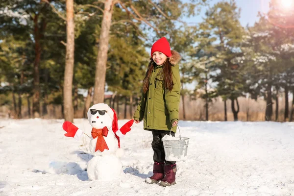 Little Girl Snowman Park — Stock Photo, Image