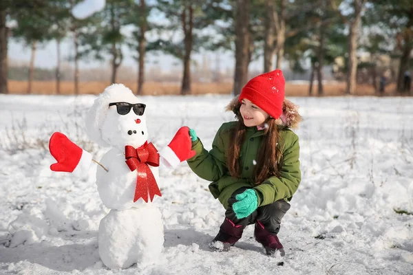 Little Girl Snowman Park — Stock Photo, Image