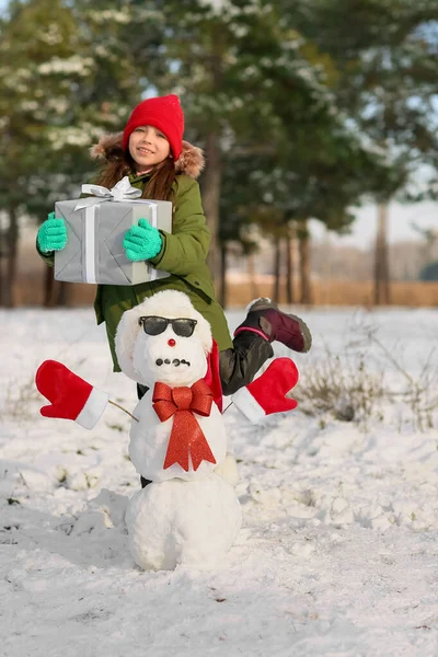 Little Girl Gift Box Snowman Park — Stock Photo, Image