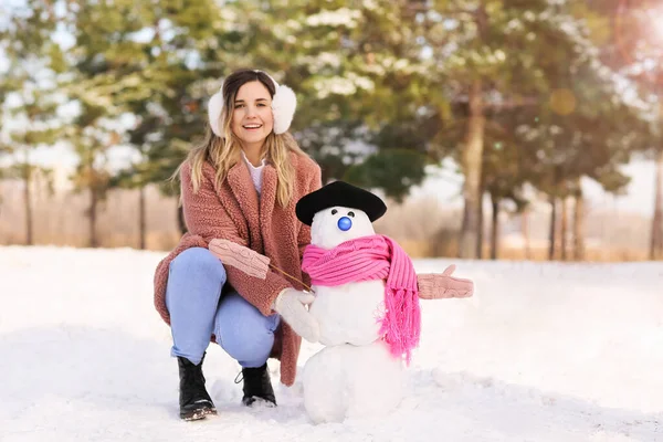 Happy Young Woman Snowman Park — Stock Photo, Image