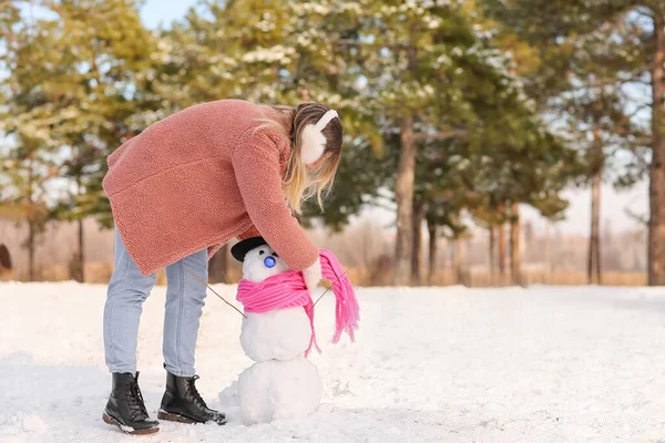 Молода Жінка Робить Сніговика Парку — стокове фото