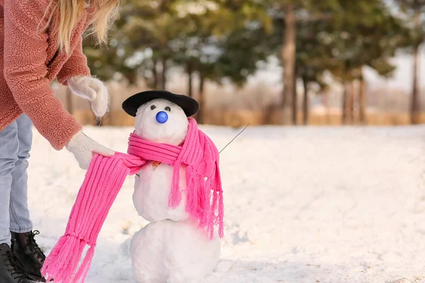 Young Woman Making Snowman Park — Stock Photo, Image