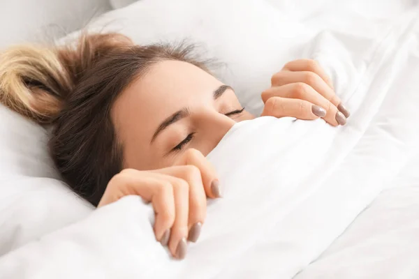 Reggel Gyönyörű Fiatal Alszik Ágyban Közelkép — Stock Fotó