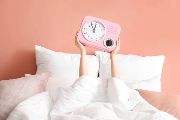 Young Woman Clock Bedroom — Stock Photo, Image