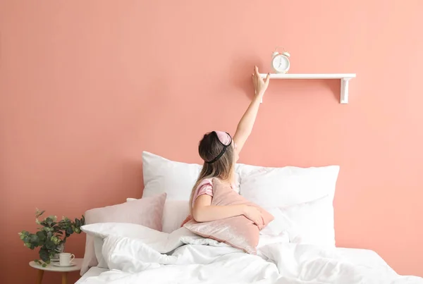 Young Woman Alarm Clock Bedroom — Stock Photo, Image