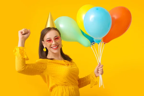 Hermosa Mujer Con Globos Fondo Color —  Fotos de Stock