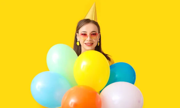 Vakker Kvinne Med Ballonger Fargebakgrunn – stockfoto