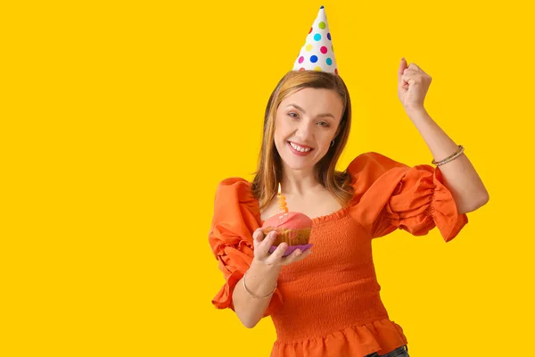 Mooie Vrouw Met Verjaardag Cupcake Kleur Achtergrond — Stockfoto