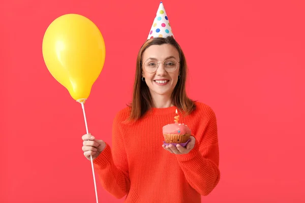 Mooie Vrouw Vieren Verjaardag Kleur Achtergrond — Stockfoto