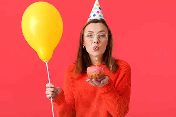 Mooie Vrouw Vieren Verjaardag Kleur Achtergrond — Stockfoto