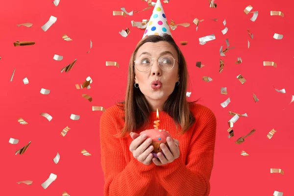 Schöne Frau Feiert Geburtstag Auf Farbigem Hintergrund — Stockfoto