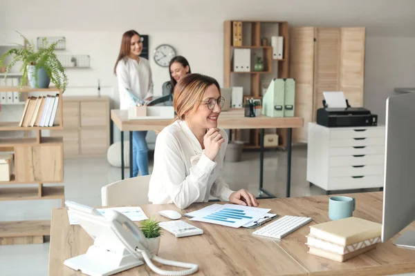 Female Accountant Working Office — Stock Photo, Image
