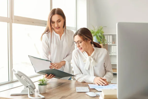 Female Accountants Working Office — Stock Photo, Image