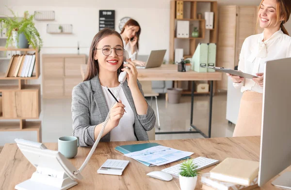 Female Accountant Talking Phone Office — Stock Photo, Image