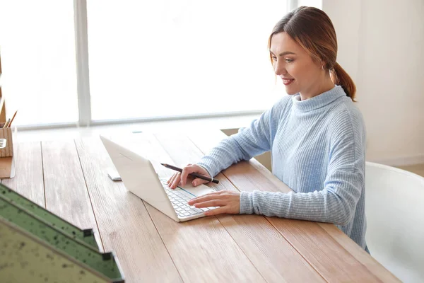 Vrouwelijke Accountant Met Laptop Kantoor — Stockfoto