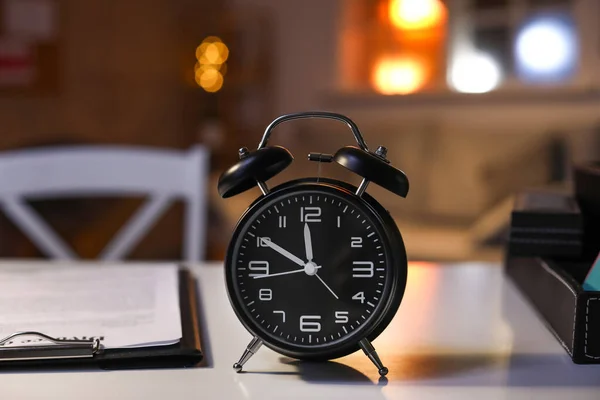 Relógio Alarme Elegante Mesa Quarto — Fotografia de Stock