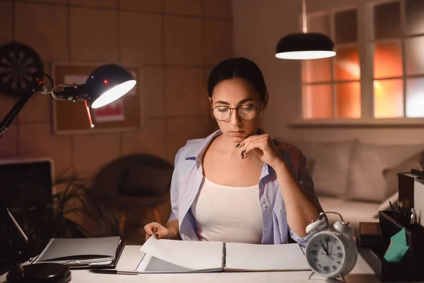 Mulher Bonita Trabalhando Escritório Noite — Fotografia de Stock